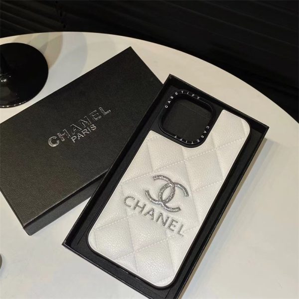 シャネル iphone16/16pro ケース ハイブランド 芸能人 chanel iphone15/14pro ケース コピー アイフォン13/12 ケース 白 おしゃれ iphoneケース カップル ブランド iphoneケース レザー レディース